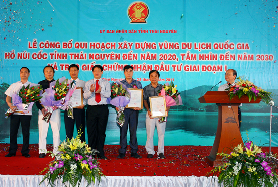 Đồng chí Phạm Xuân Đương, Ủy viên Trung ương Đảng, Bí thư Tỉnh ủy trao Giấy chứng nhận đầu tư giai đoạn I cho các nhà đầu tư.